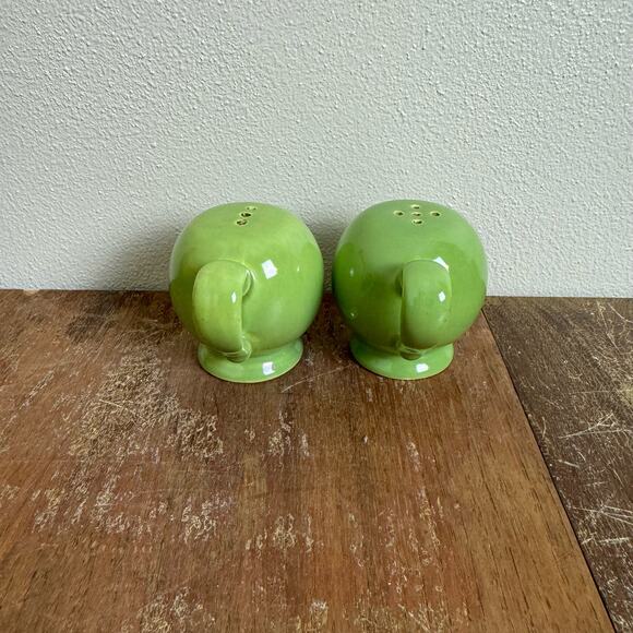 Vintage Ceramic Pale Green Handled Rounded Salt and‎ Pepper Shakers - Picture 2 of 9